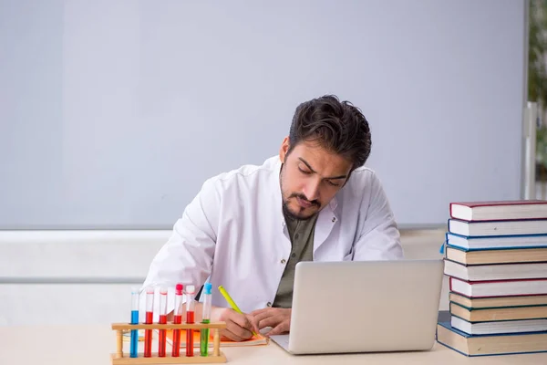 Mladý muž chemik učitel v přední části tabule — Stock fotografie