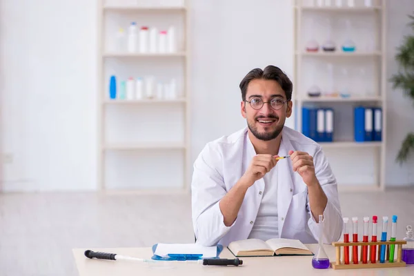 Giovane chimico di sesso maschile che lavora in laboratorio — Foto Stock