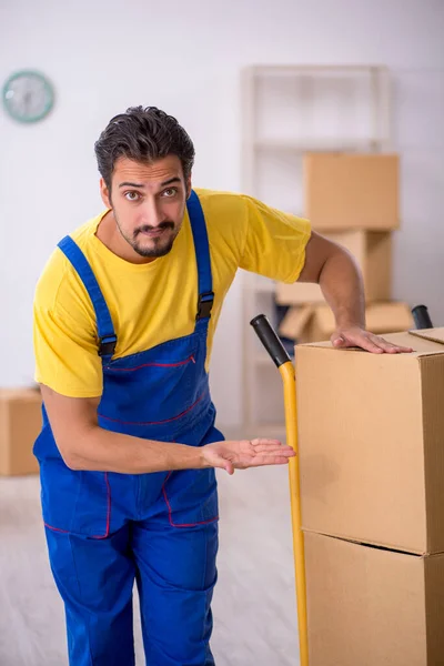 Jovem empreiteiro do sexo masculino fazendo realocação casa — Fotografia de Stock