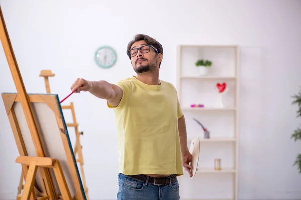 Junger Mann malt gern zu Hause — Stockfoto