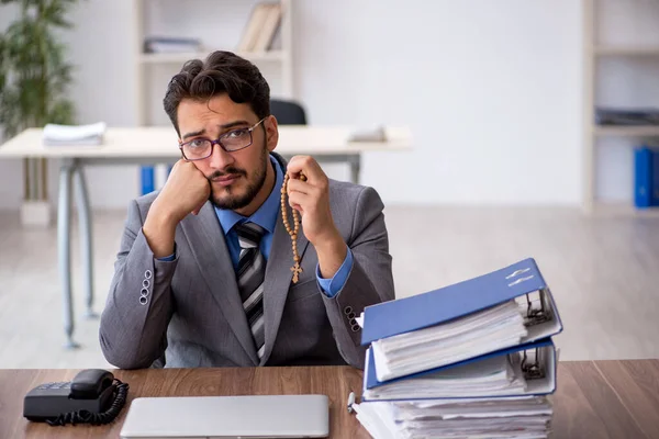 Jeune employé masculin mécontent du travail excessif au bureau — Photo