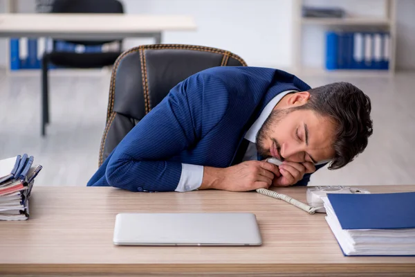 Jeune employé masculin extrêmement fatigué au bureau — Photo