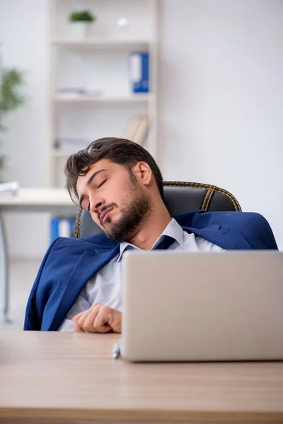 젊은 남성 고용인은 사무실에서 극도로 피곤하다 — 스톡 사진