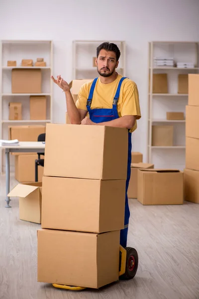 Jonge mannelijke aannemer doet verhuizing — Stockfoto