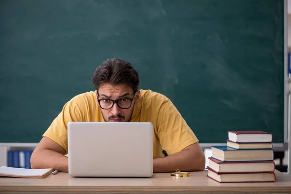 Jeune étudiant masculin dans le concept de télé-apprentissage — Photo