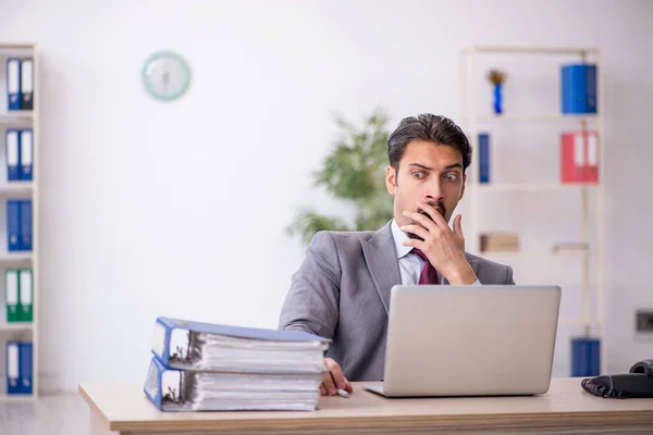 Jeune employé masculin travaillant au bureau — Photo