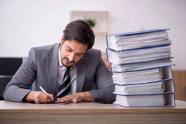 Joven empleado masculino descontento con el trabajo excesivo en la oficina — Foto de Stock