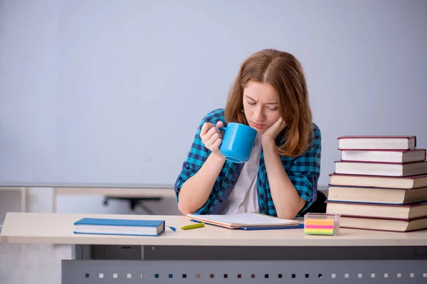 Jeune étudiante buvant du café pendant la pause — Photo