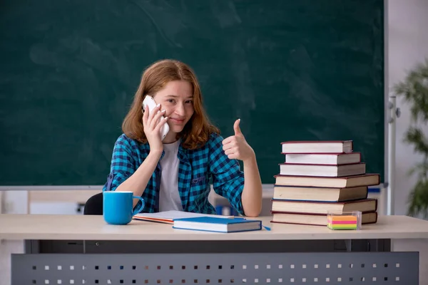 Mladá studentka se připravuje na zkoušky ve třídě — Stock fotografie