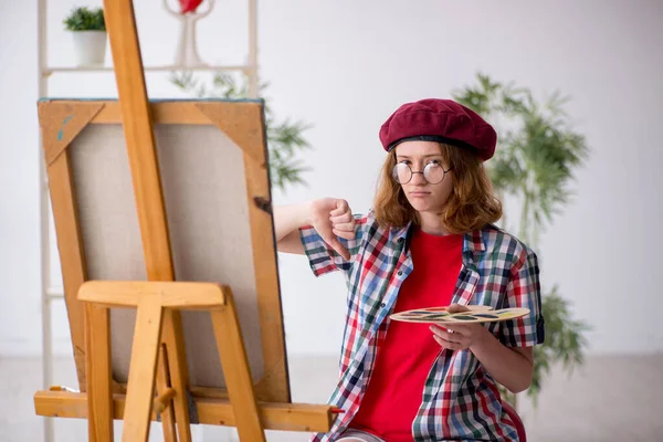 Mladá dívka těší malování doma — Stock fotografie