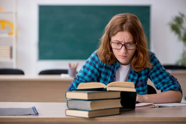 Fiatal női hallgató készül vizsgára az osztályteremben — Stock Fotó