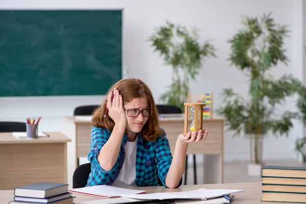 Mladá studentka v konceptu managementu času — Stock fotografie