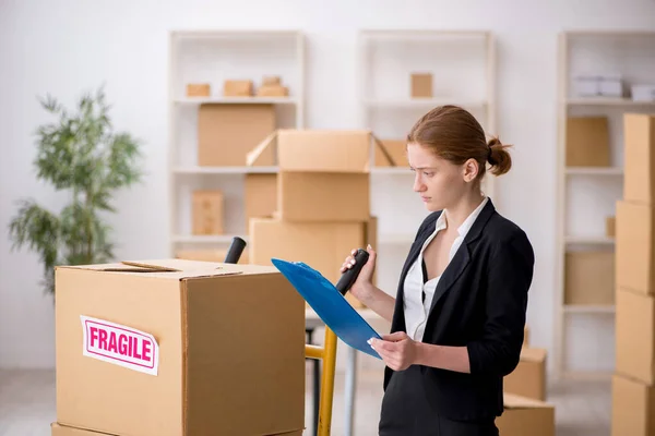 Young female professional mover doing home relocation — Stock Photo, Image