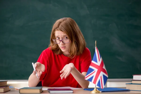 Jonge vrouwelijke student bereidt zich voor op examens in de klas — Stockfoto