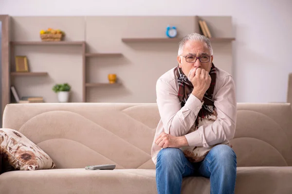 Vecchio che soffre a casa — Foto Stock