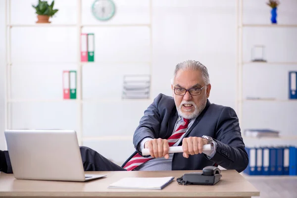 Velho empregado do sexo masculino que trabalha no escritório — Fotografia de Stock