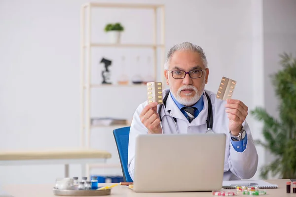 Alte männliche Arzt Apotheker arbeiten im Labor — Stockfoto