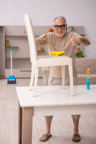 Old man doing housework at home — Stock Photo, Image