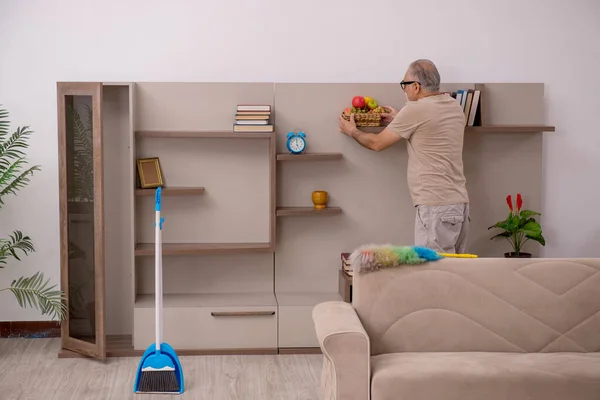 Staruszek robi prace domowe w domu — Zdjęcie stockowe