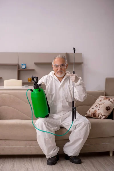 Viejo contratista masculino haciendo control de plagas en casa — Foto de Stock