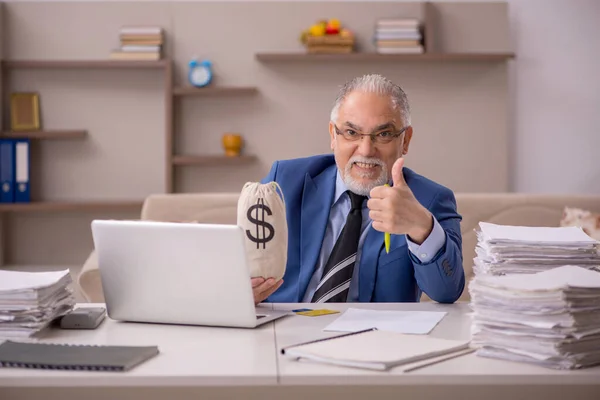Velho chefe do sexo masculino que trabalha em casa no conceito de remuneração — Fotografia de Stock