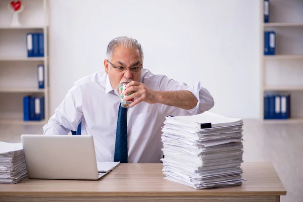Bătrânul angajat se simte prost la birou — Fotografie, imagine de stoc