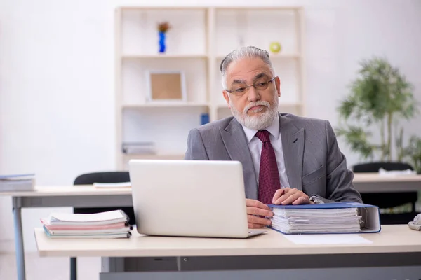 Vecchio dipendente maschile che lavora in ufficio — Foto Stock