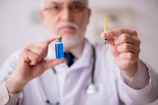 Viejo médico varón en concepto de vacunación — Foto de Stock