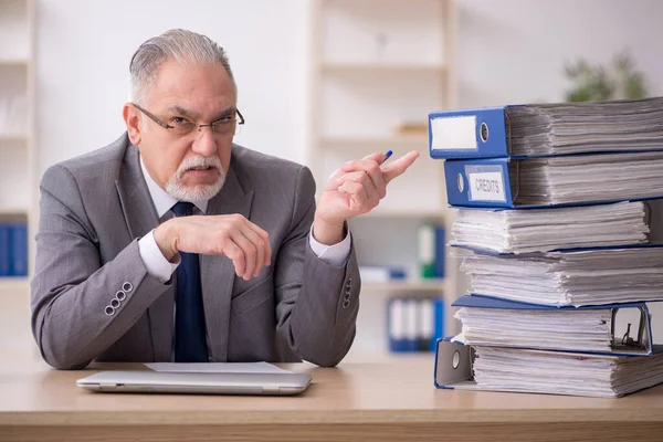 Velho funcionário masculino infeliz com excesso de trabalho no escritório — Fotografia de Stock