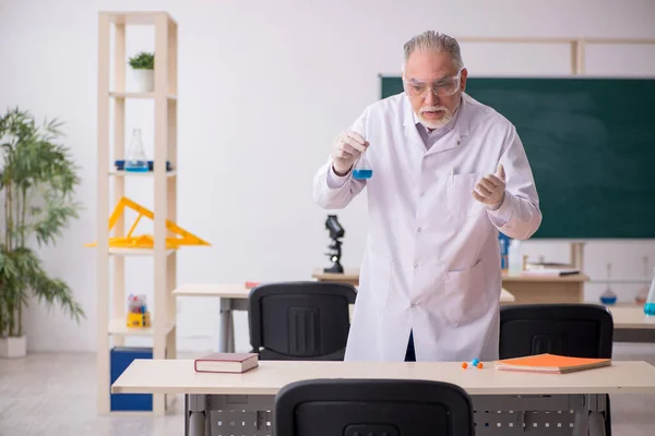 教室里的老化学老师 — 图库照片