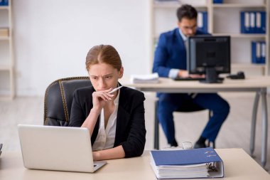 Ofiste çalışan iki meslektaşım.