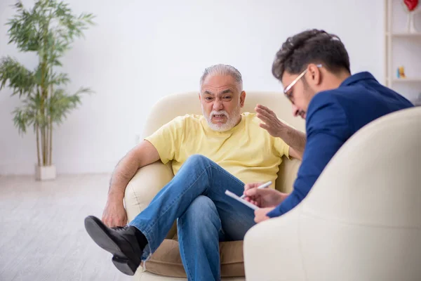 Starzec odwiedza młodego psychoterapeutę — Zdjęcie stockowe