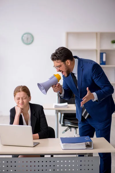 Capo arrabbiato e giovane impiegata sul posto di lavoro — Foto Stock