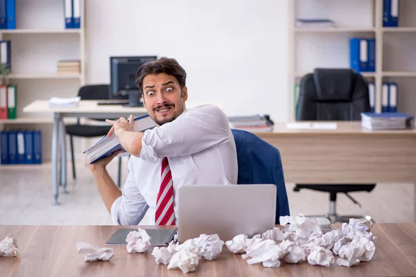 Mladý muž zaměstnanec v konceptu brainstorming — Stock fotografie