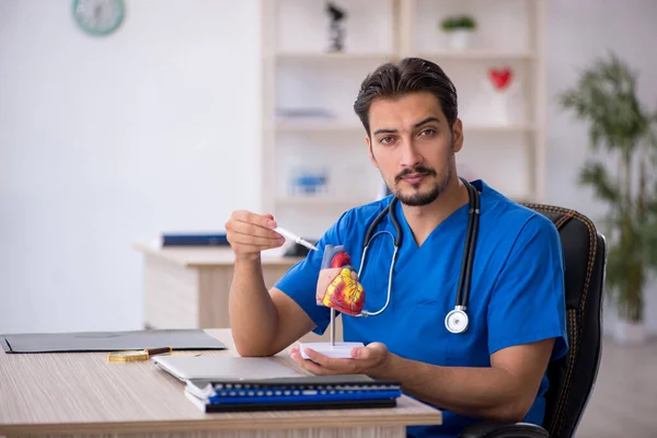 Ung manlig läkare kardiolog arbetar på kliniken — Stockfoto