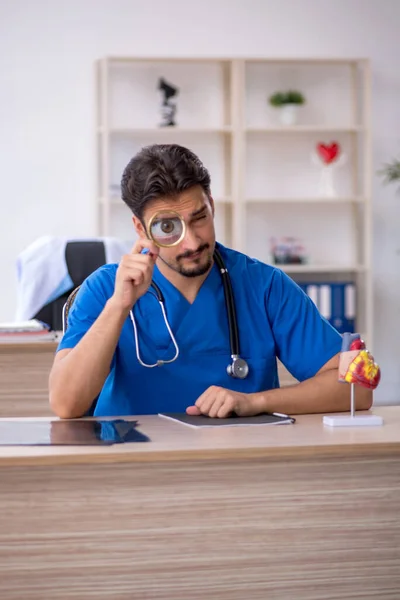 Jovem médico do sexo masculino trabalhando na clínica — Fotografia de Stock