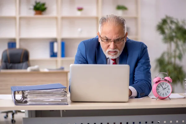 Gammal manlig anställd i time management koncept — Stockfoto