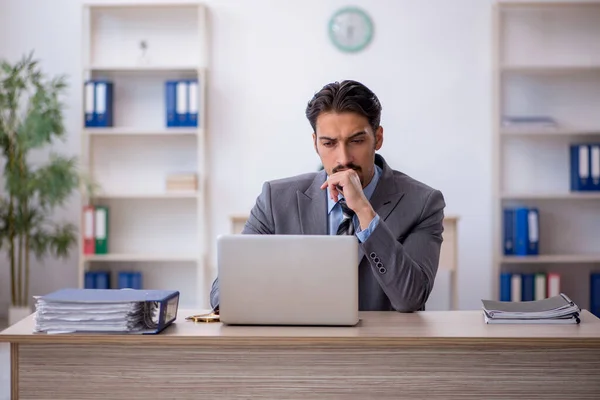 Jeune employé masculin travaillant au bureau — Photo