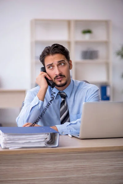 Jeune employé masculin travaillant au bureau — Photo