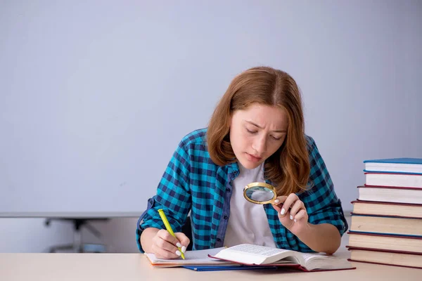 Jovem estudante se preparando para exames em sala de aula — Fotografia de Stock