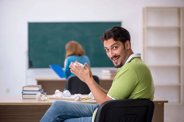 Dos estudiantes divirtiéndose en el aula — Foto de Stock