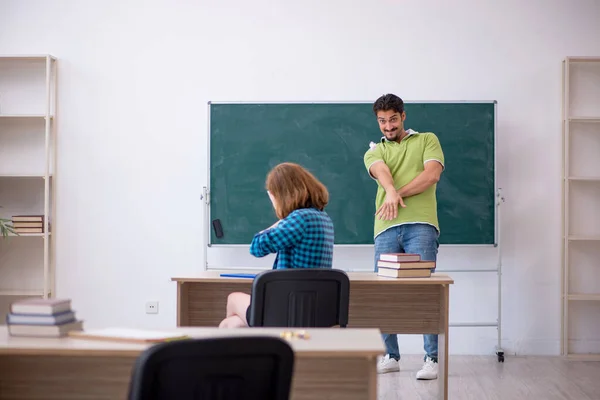 Dos estudiantes en concepto de bullying en el aula —  Fotos de Stock