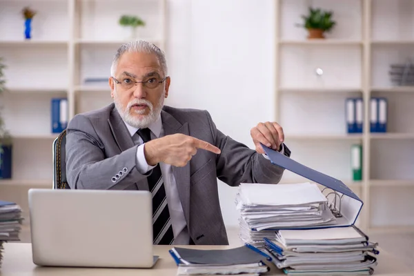 Gammal manlig anställd och för mycket arbete på kontoret — Stockfoto