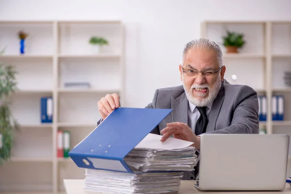 Stary pracownik płci męskiej i za dużo pracy w biurze — Zdjęcie stockowe