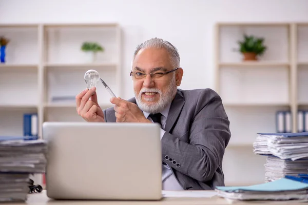 Old male employee in happy idea concept — Stock Photo, Image