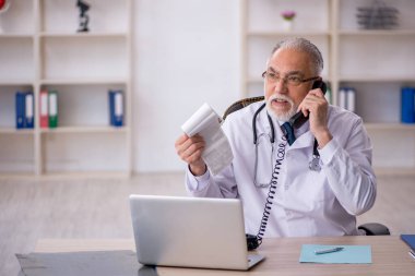 Klinikte çalışan yaşlı bir erkek radyolog.