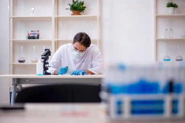 Laboratuvarda çalışan genç bir kimyager.