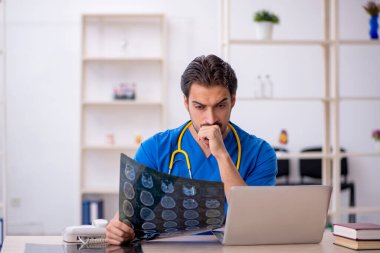 Klinikte çalışan genç bir erkek radyolog.