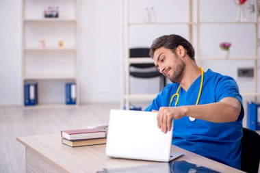 Teletıp konseptinde genç bir doktor.