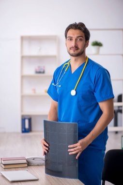 Klinikte çalışan genç bir erkek radyolog.